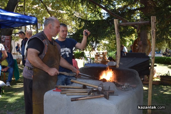 Занаятчии показват майсторлък на традиционния фестивал в Шипка
