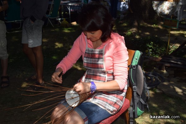 Занаятчии показват майсторлък на традиционния фестивал в Шипка