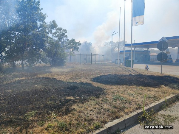 Пожарът на източния вход за Казанлък е локализиран/ Обновена