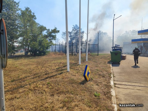 Пожарът на източния вход за Казанлък е локализиран/ Обновена