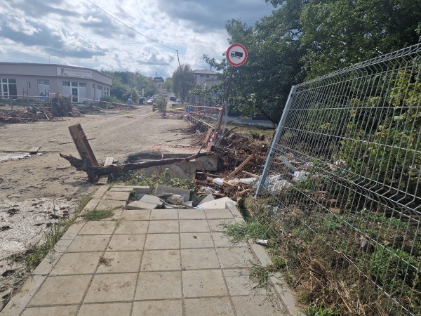 Екипът на „Animal Hope Bulgaria – Казанлък“ зарадва пострадалите от наводненията животни в община Царево с 650 кг. храна 