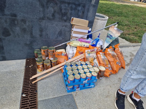 Екипът на „Animal Hope Bulgaria – Казанлък“ зарадва пострадалите от наводненията животни в община Царево с 650 кг. храна 