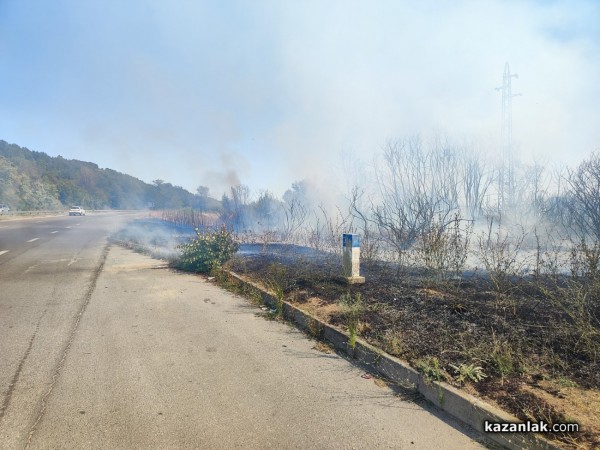 Пожарът на източния вход за Казанлък е локализиран/ Обновена
