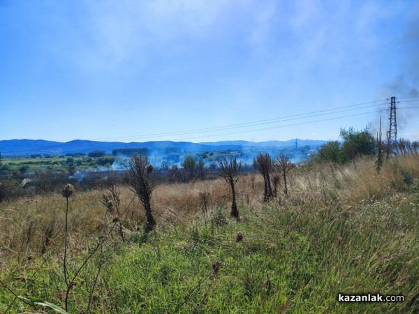 Пожарът на източния вход за Казанлък е локализиран/ Обновена