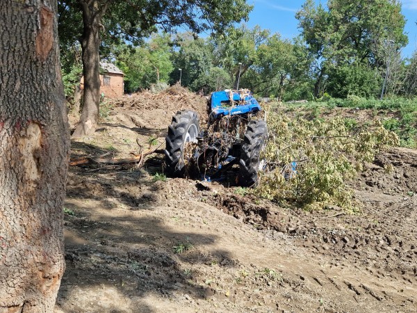 Екипът на „Animal Hope Bulgaria – Казанлък“ зарадва пострадалите от наводненията животни в община Царево с 650 кг. храна 