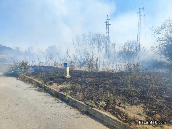 Пожарът на източния вход за Казанлък е локализиран/ Обновена