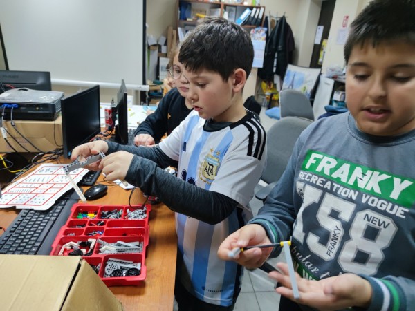 Управлявайте роботи в  „Запознайте се и програмирайте“