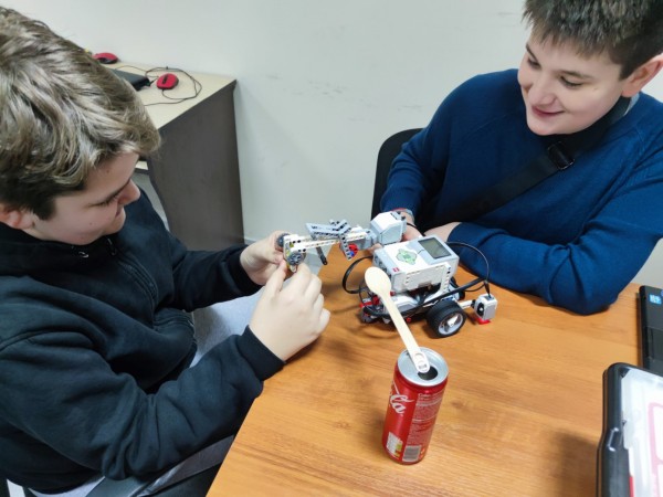 Управлявайте роботи в  „Запознайте се и програмирайте“