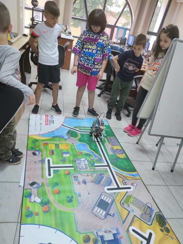 Управлявайте роботи в  „Запознайте се и програмирайте“