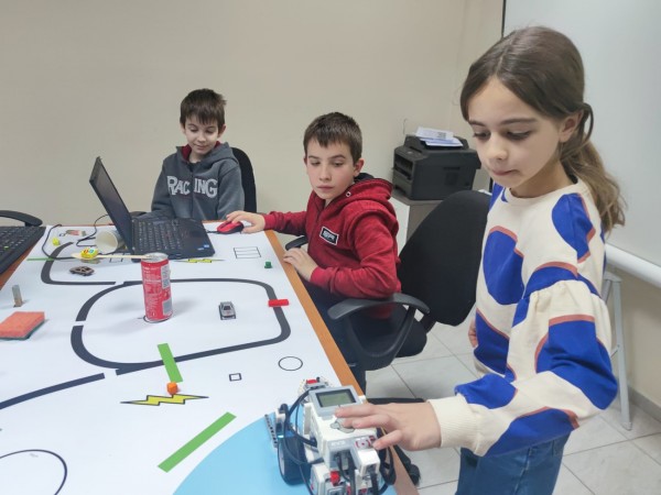 Управлявайте роботи в  „Запознайте се и програмирайте“