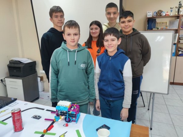 Управлявайте роботи в  „Запознайте се и програмирайте“