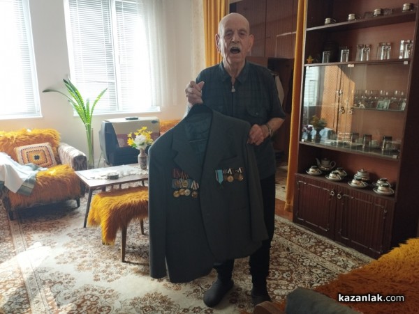 Бай Христо, както го наричат близките, отпразнува своя 100-годишен юбилей в Казанлък / Видео