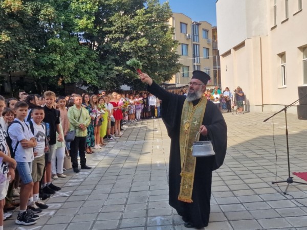 Успешна учебна година и честита първа смяна с новия корпус на ППМГ „Никола Обрешков“