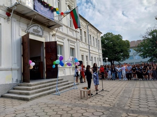 Тематични подаръци получиха осмокласниците на ПХГ “Св. Св. Кирил и Методий“ за първия учебен ден