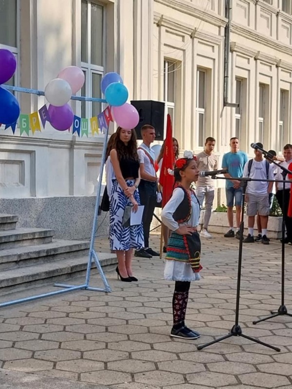 Тематични подаръци получиха осмокласниците на ПХГ “Св. Св. Кирил и Методий“ за първия учебен ден