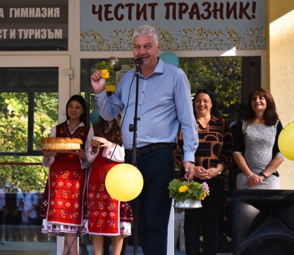 79 осмокласници прекрачиха прага на ПГЛПТ за Новата учебна година