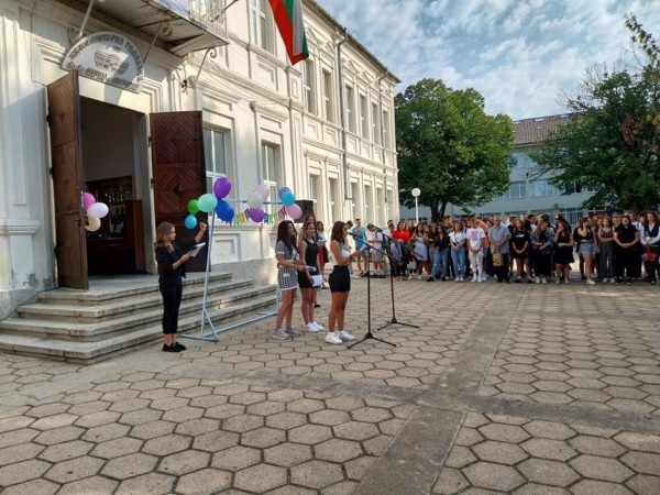 Тематични подаръци получиха осмокласниците на ПХГ “Св. Св. Кирил и Методий“ за първия учебен ден