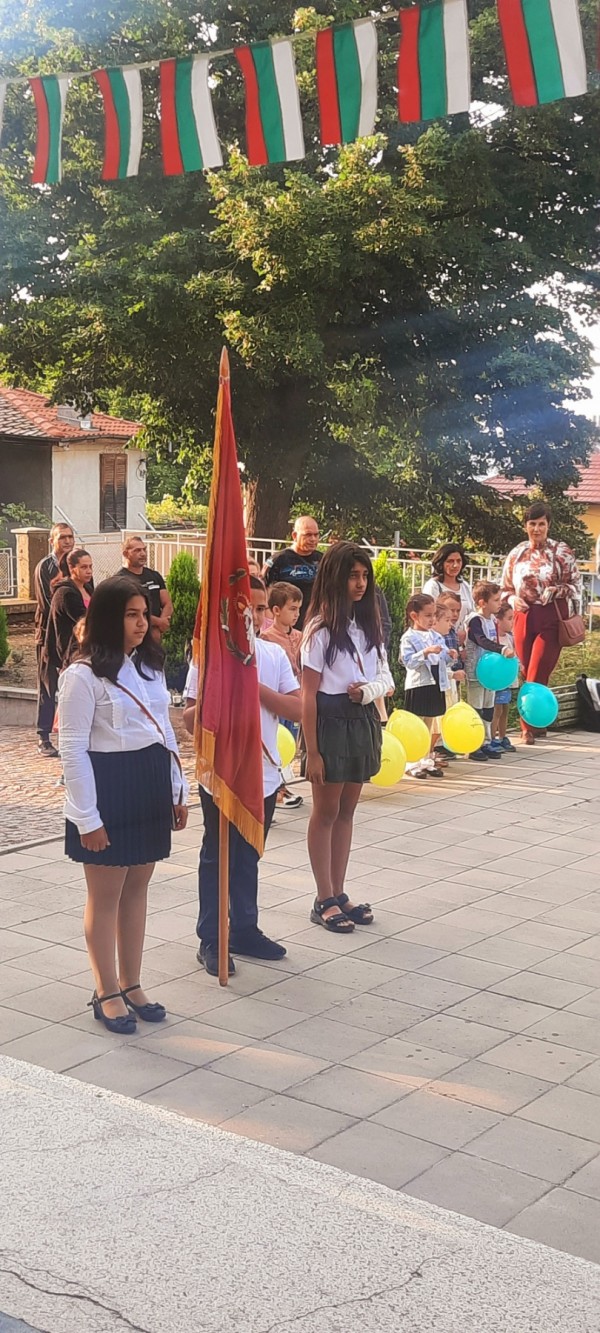 Първият училищен звънец отново събра малки и големи в ОУ “ Св. св. Кирил и Методий “ гр. Шипка