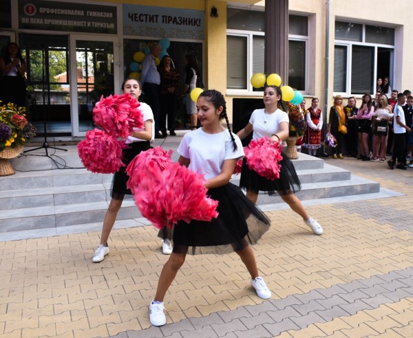 79 осмокласници прекрачиха прага на ПГЛПТ за Новата учебна година