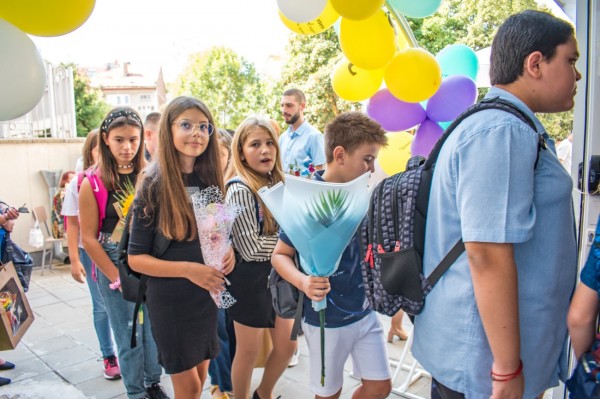 Начало на новата учебна година в ППМГ „Никола Обрешков“/ Снимки Ивайло Илиев