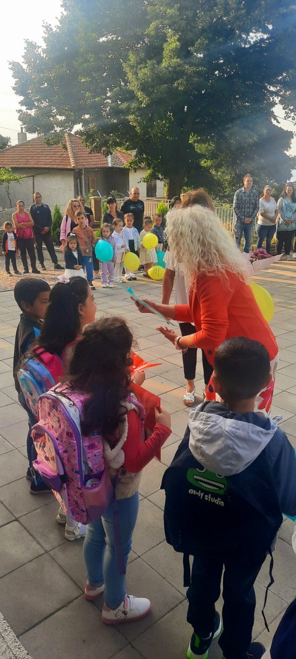 Първият училищен звънец отново събра малки и големи в ОУ “ Св. св. Кирил и Методий “ гр. Шипка