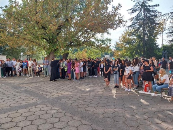 Тематични подаръци получиха осмокласниците на ПХГ “Св. Св. Кирил и Методий“ за първия учебен ден