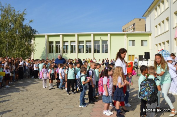 50 първокласници прекрачиха прага на ОУ „Св. Паисий Хилендарски“ гр. Казанлък