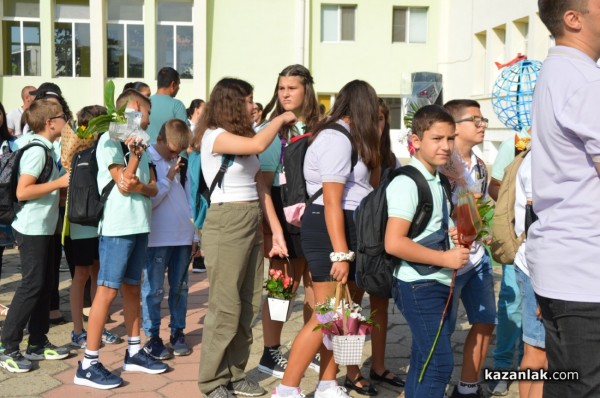 Откриха новата учебна година в ОУ “Св. Паисий Хилендарски“ гр. Казанлък 