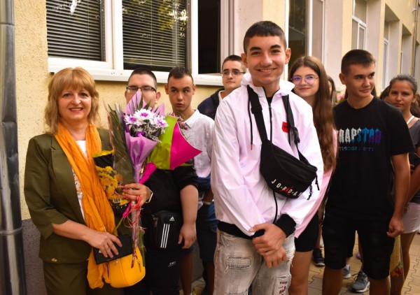79 осмокласници прекрачиха прага на ПГЛПТ за Новата учебна година