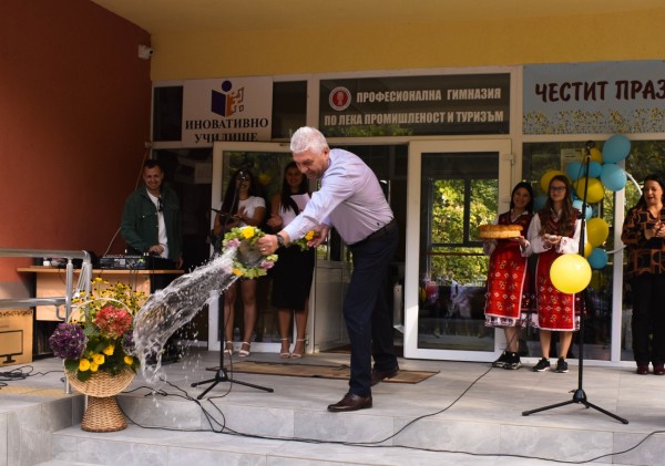 79 осмокласници прекрачиха прага на ПГЛПТ за Новата учебна година