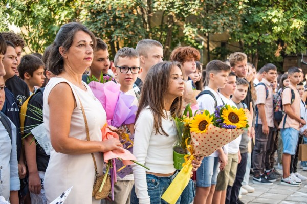 Начало на новата учебна година в ППМГ „Никола Обрешков“/ Снимки Ивайло Илиев