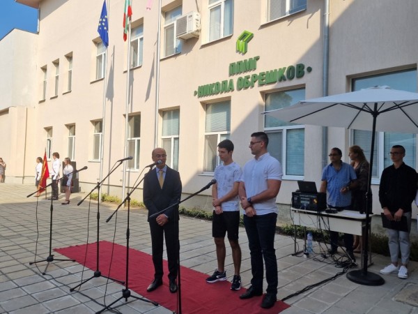 Успешна учебна година и честита първа смяна с новия корпус на ППМГ „Никола Обрешков“