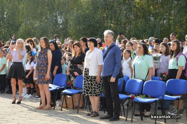 Откриха новата учебна година в ОУ “Св. Паисий Хилендарски“ гр. Казанлък 