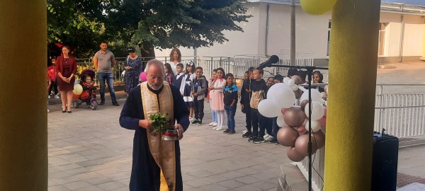 Първият училищен звънец отново събра малки и големи в ОУ “ Св. св. Кирил и Методий “ гр. Шипка