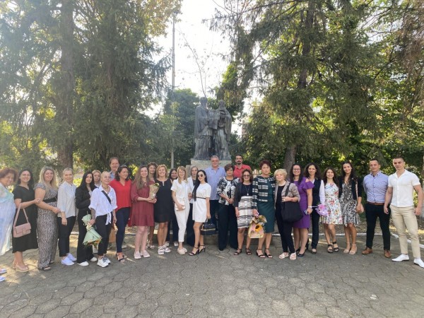 Тематични подаръци получиха осмокласниците на ПХГ “Св. Св. Кирил и Методий“ за първия учебен ден