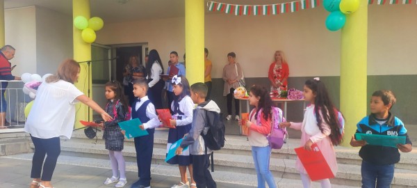 Първият училищен звънец отново събра малки и големи в ОУ “ Св. св. Кирил и Методий “ гр. Шипка