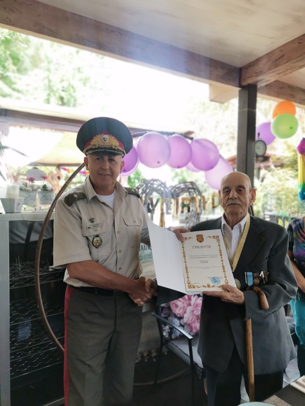 Бай Христо, както го наричат близките, отпразнува своя 100-годишен юбилей в Казанлък / Видео