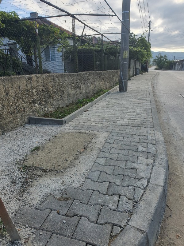 Благоустрояват част от пътната инфраструктура на главната улица в Крън с нови тротоари и бордюри