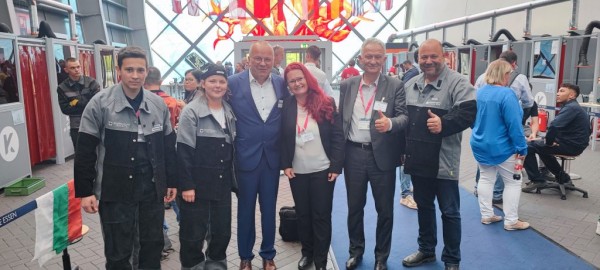 Ученици от ПГ „Иван Хаджиенов“ участваха в Международното състезание по заваряване за млади заварчици в Германия 