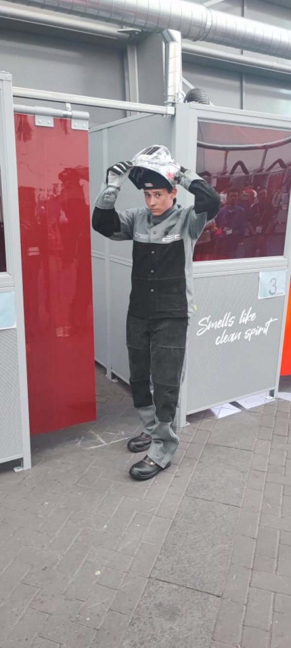 Ученици от ПГ „Иван Хаджиенов“ участваха в Международното състезание по заваряване за млади заварчици в Германия 