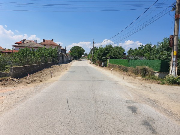 Благоустрояват част от пътната инфраструктура на главната улица в Крън с нови тротоари и бордюри