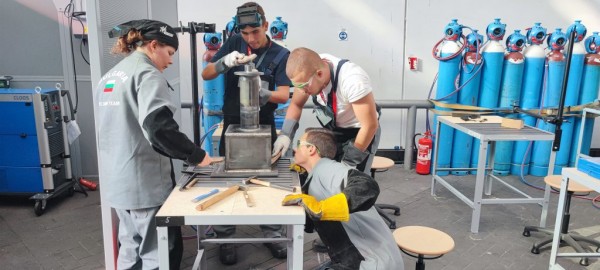 Ученици от ПГ „Иван Хаджиенов“ участваха в Международното състезание по заваряване за млади заварчици в Германия 