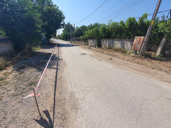 Благоустрояват част от пътната инфраструктура на главната улица в Крън с нови тротоари и бордюри