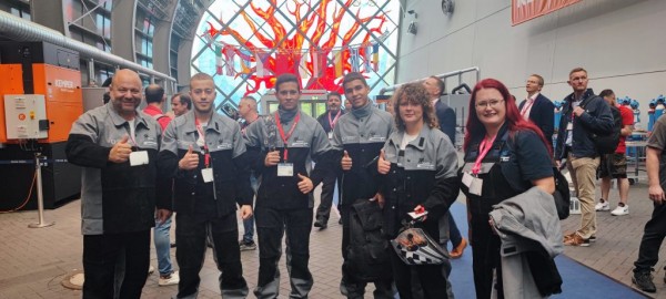 Ученици от ПГ „Иван Хаджиенов“ участваха в Международното състезание по заваряване за млади заварчици в Германия 