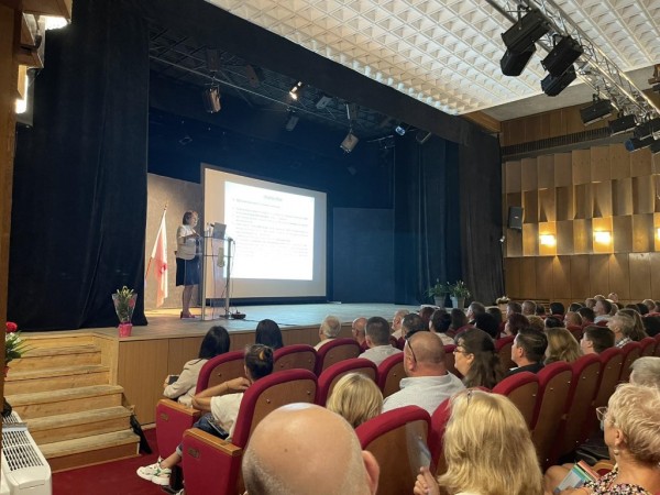 Кметът Галина Стоянова отчете 12-те години управление на Казанлък. Присъстващите я окуражиха и насърчиха