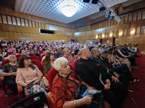 Кметът Галина Стоянова отчете 12-те години управление на Казанлък. Присъстващите я окуражиха и насърчиха