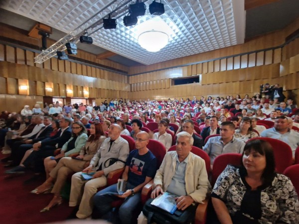 Кметът Галина Стоянова отчете 12-те години управление на Казанлък. Присъстващите я окуражиха и насърчиха