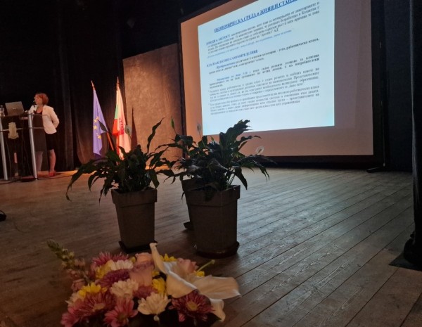 Кметът Галина Стоянова отчете 12-те години управление на Казанлък. Присъстващите я окуражиха и насърчиха