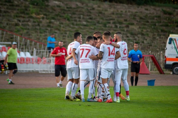 Трета поредна победа за “Розите“