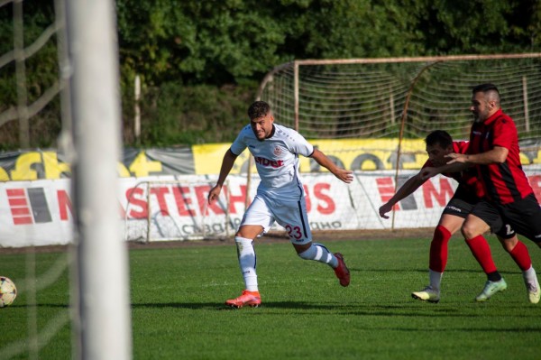 Трета поредна победа за “Розите“